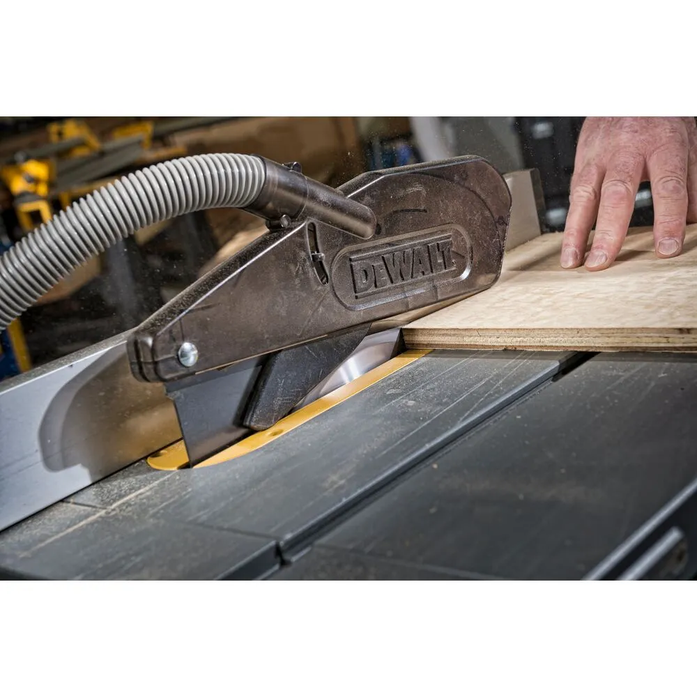 Pildil näeb DeWalt Extreme Workshop saeketast, mida kasutatakse koos lauasaega puidu lõikamiseks.