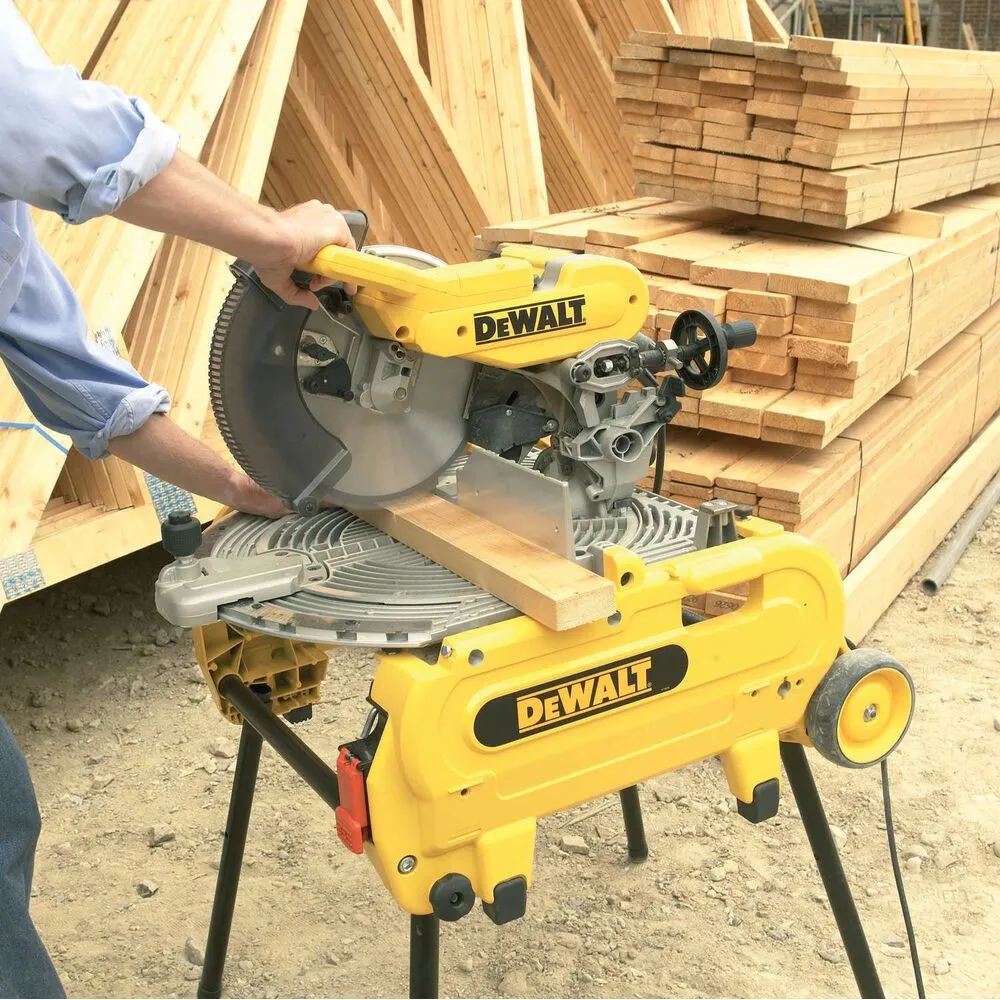 Pildil on näha DeWalt tikksaag, mida kasutatakse puidu lõikamiseks.