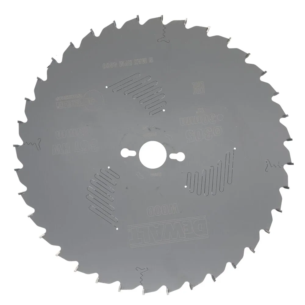 Pildil on näha Dewalt 305 x 30 mm ATB saeketas puidule.