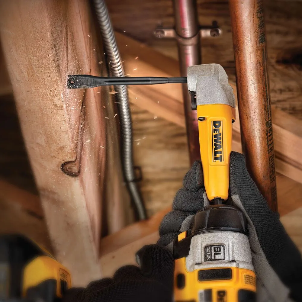 Pildil on näha Dewalt terasest puidupuuriga läbi puurimistööd tegev tööriist.