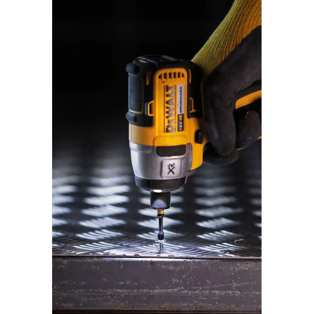 Pildil on näha DeWalt löökotsakut, mis kinnitab kruvi metallpinda.