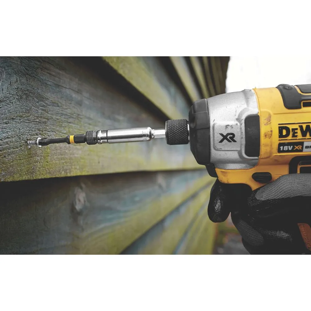 Pildil on näha DeWalt löökotsak Impact Torsion PH2 x 50 mm, mis on paigaldatud kruvikeerajasse ja sisestatud puitpinda.