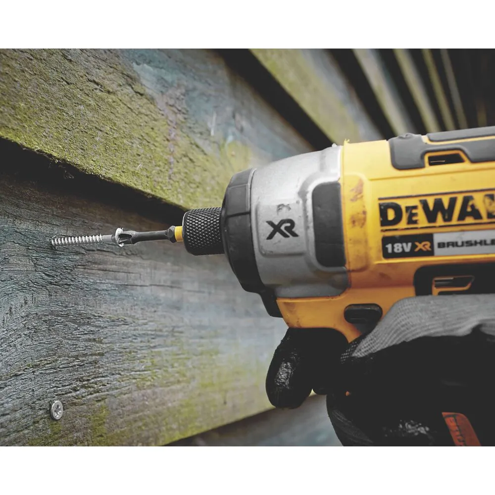 Pildil on DeWalt löökotsakuga kruvikeeraja, mis kinnitab kruvi puitpinda.