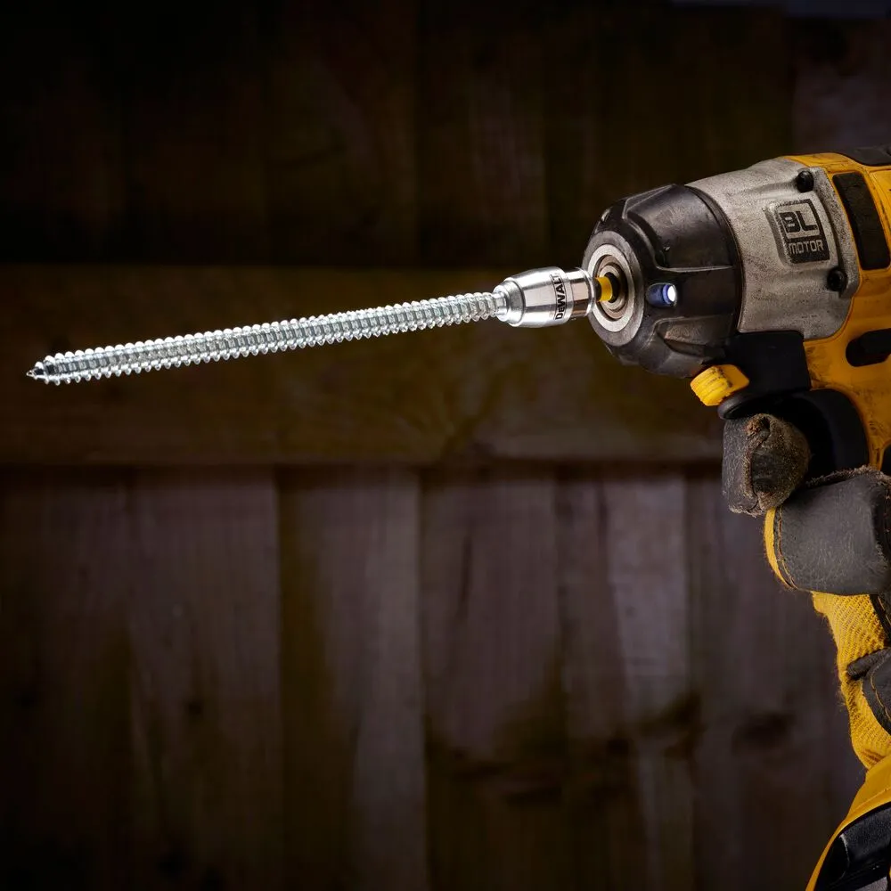 Pildil on näha DeWalt löökotsakuga kinnitatud pikk kruvi, mis on sisestatud DeWalt löökdraiveri magnetjõu tugevdajasse.