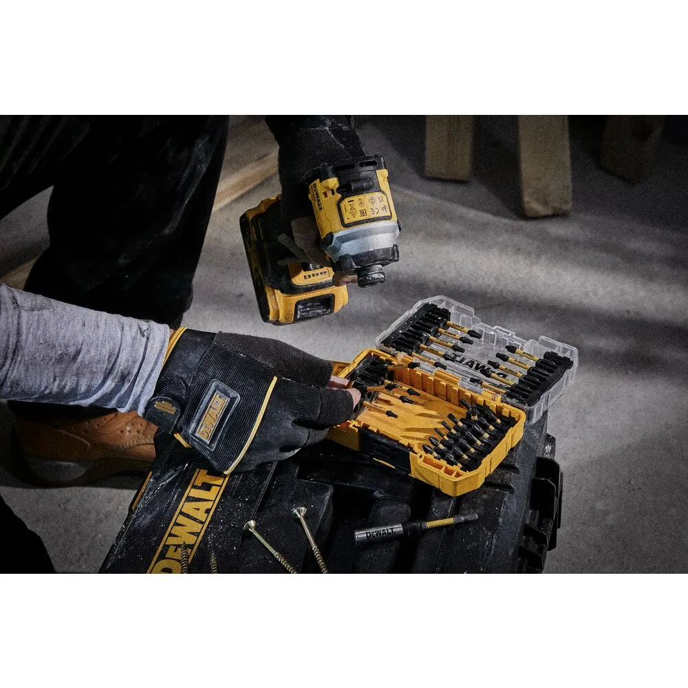Pildil on DeWalt löökotsakute komplekt FLEXTORQ 31-osaline (DT70738T), mille juures on näha ka isik, kes kasutab seda...