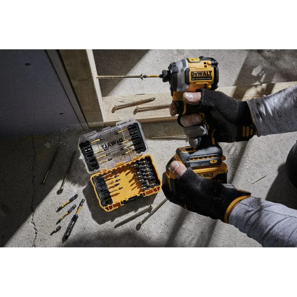 Pildil on näha DeWalt löökotsakute komplekt FLEXTORQ 31-osaline (DT70738T) koos elektrilise kruvikeerajaga.