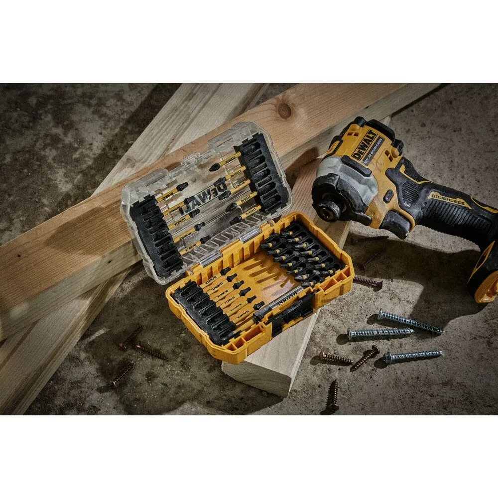 Pildil on näha DeWalt löökotsakute komplekt FLEXTORQ 31-osaline (DT70738T) ja DeWalt löökrell, mis on paigutatud puidust...