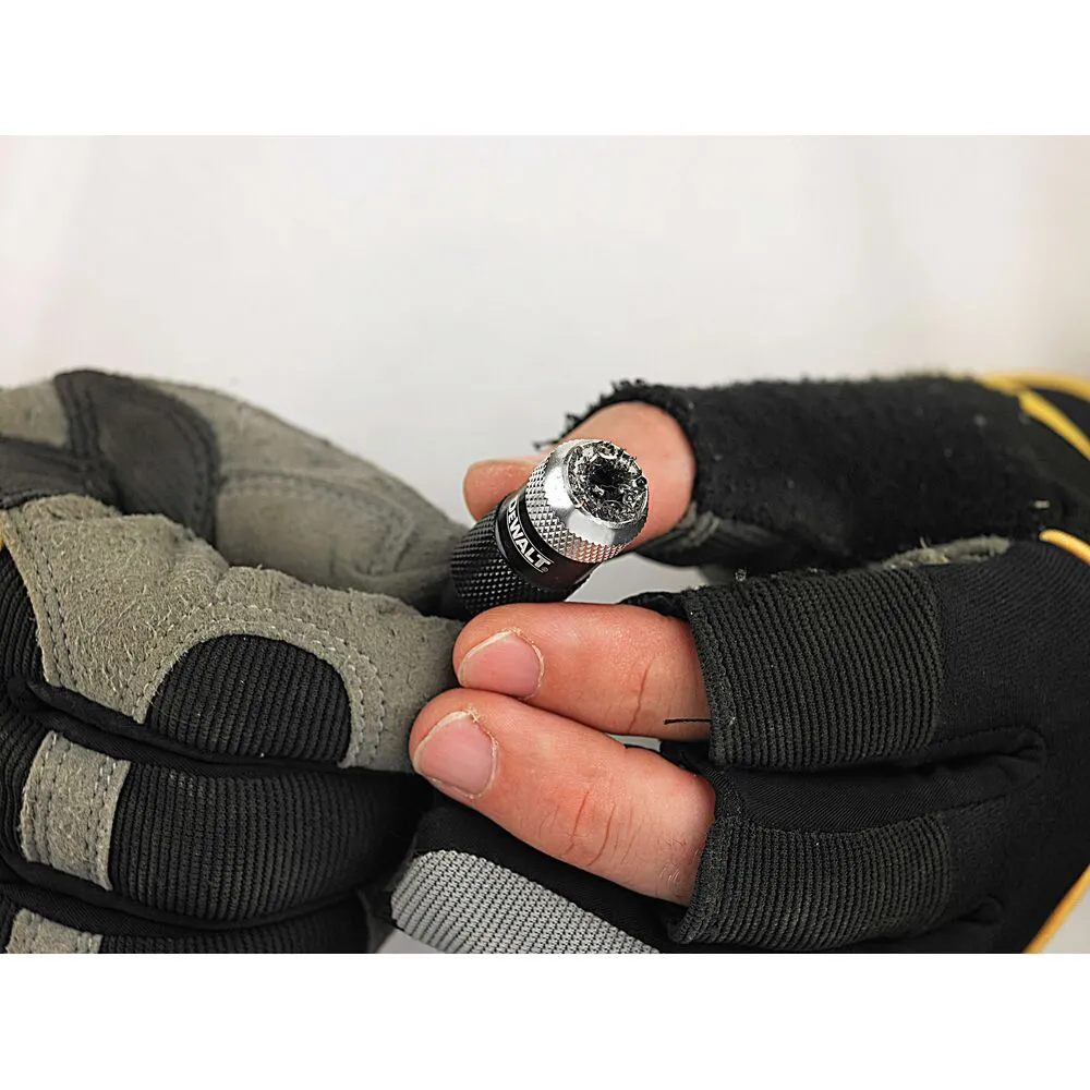 Pildil on näha DeWalt otsakute komplekt kiirvahetus otsakuhoidikuga, mida hoiavad käes töökindad.