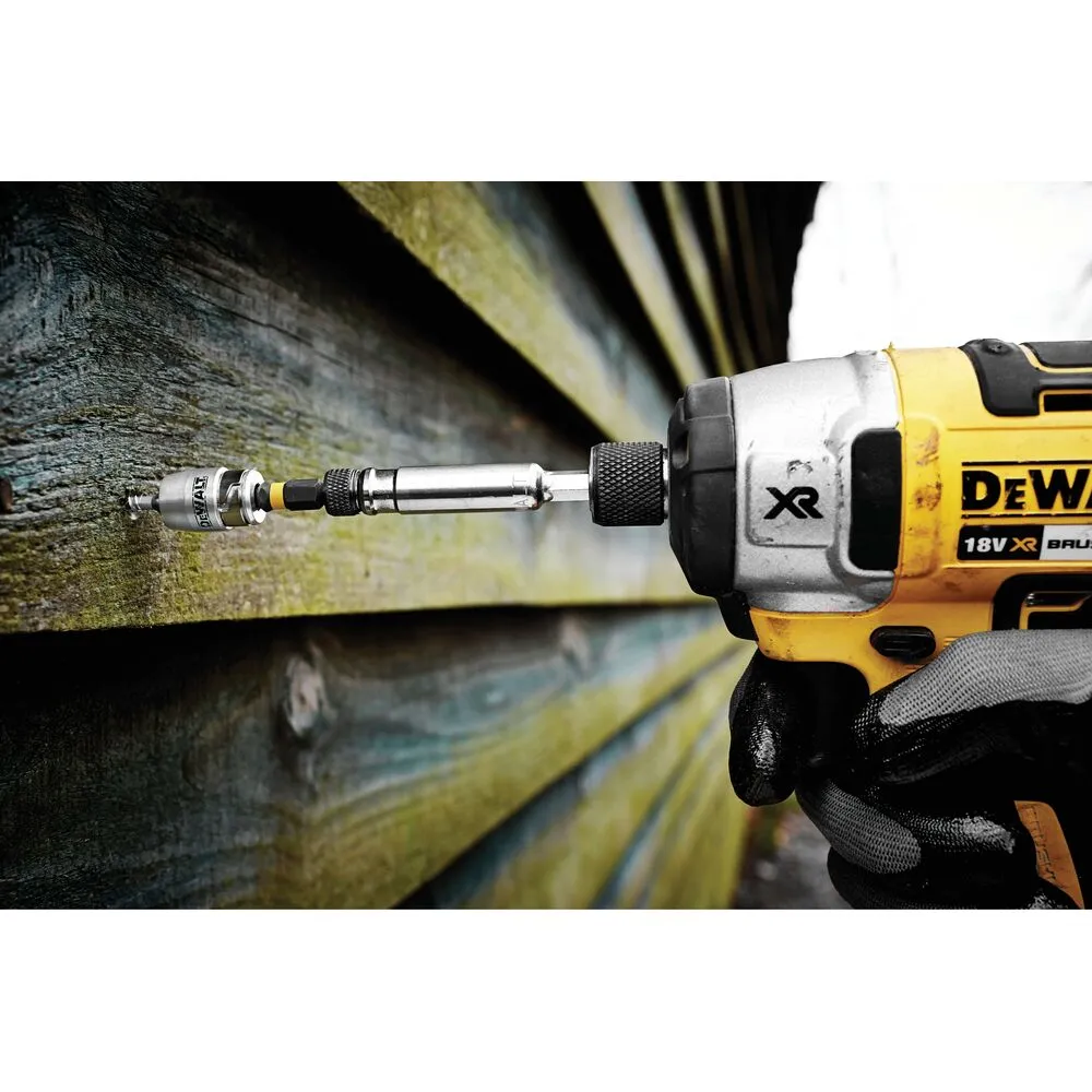 Pildil on näha DeWalt löökotsak Impact Torsion, mis kinnitatakse DEWALT lööktrelli külge, et kruvida kruvi puitlaudisesse.