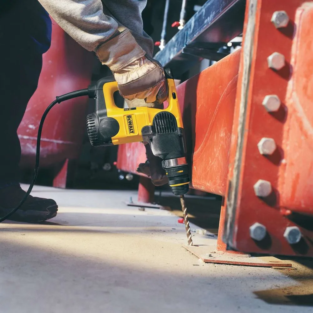 Pildil näeb inimene kasutamas Dewalt SDS-Plus betoonipuurikomplekti.