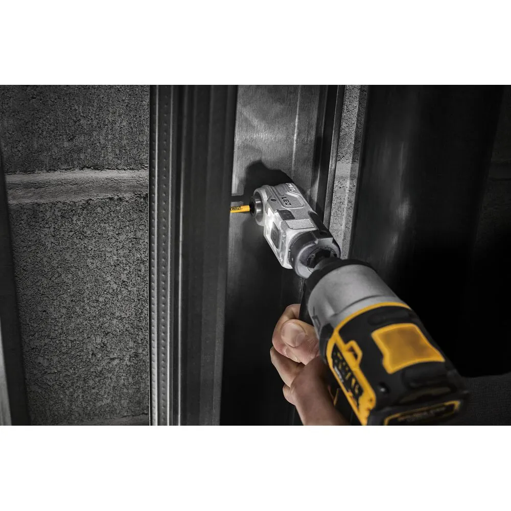 Pildil on näha Dewalt HEX Impact nurgaadapter LED-valgustusega.