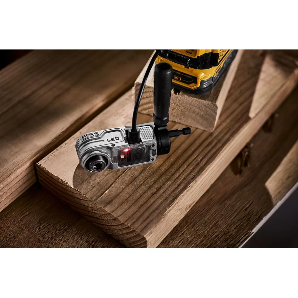 Pildil on näha Dewalt HEX Impact nurgaadapter, mida kasutatakse kruvi keeramiseks köögikapi hingedesse.