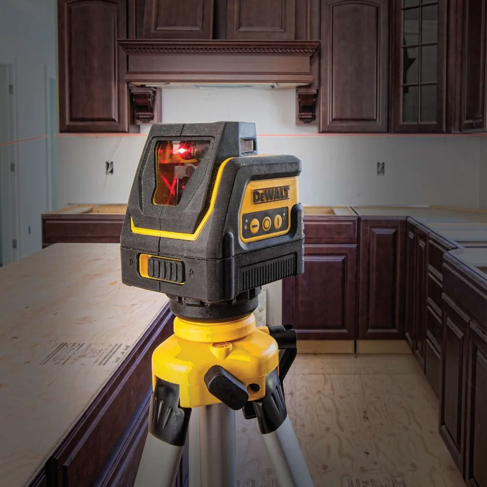 Pildil on näha DeWalt lasernivelliir DW0811, mis on paigaldatud statiivile köögi sisustuse paigaldamise käigus.