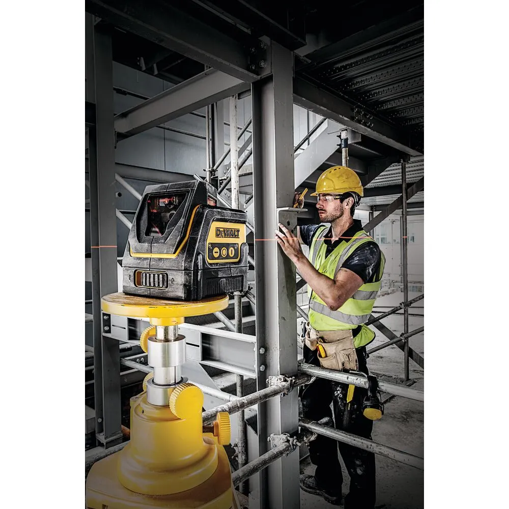 Pildil on töömees, kes kasutab ehitusplatsil DeWalt lasernivelliiri DW0811.