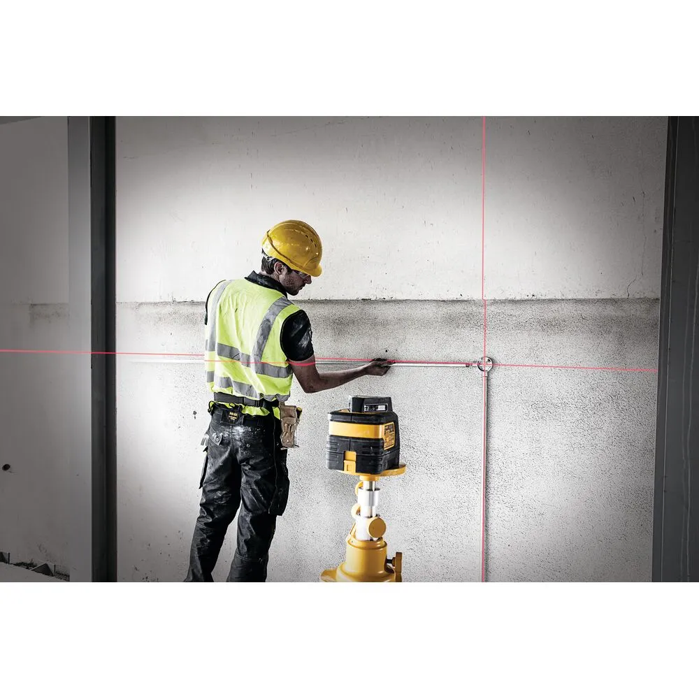 Pildil näeb ehitustöölist, kes kasutab DeWalt lasernivelliiri DW0811.