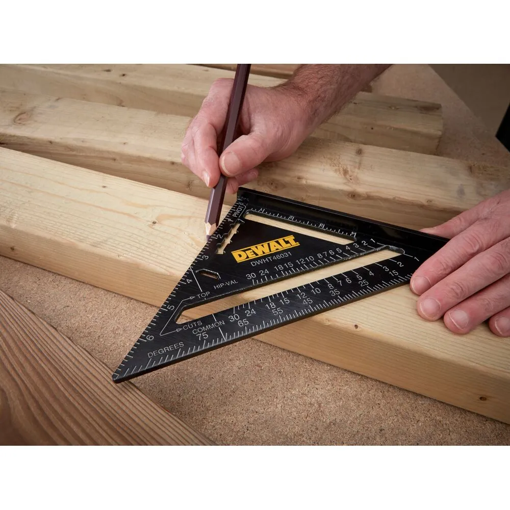Pildil on mees, kes kasutab Dewalt puusepa nurgikut 177 mm, et puupinnale jooni tõmmata.