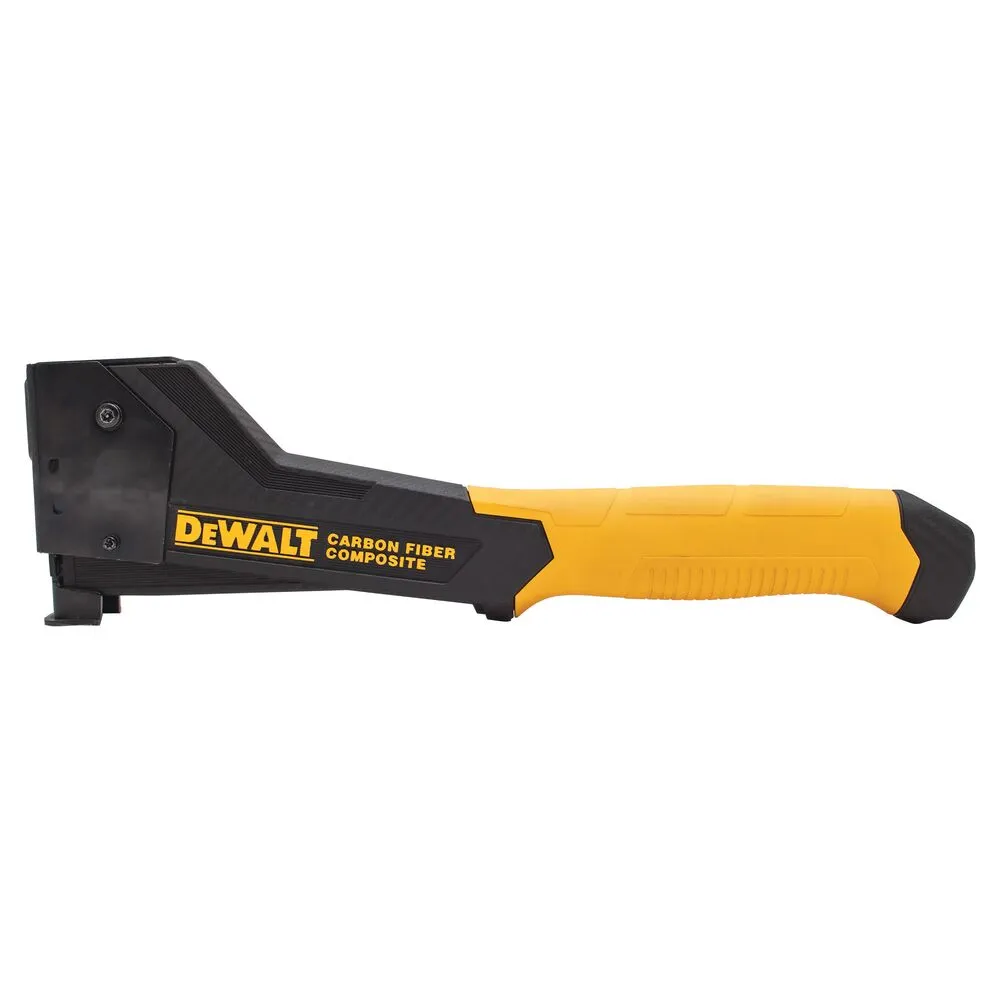 Pildil on DeWalt klambrihaamer, millel on must ja kollane disain.
