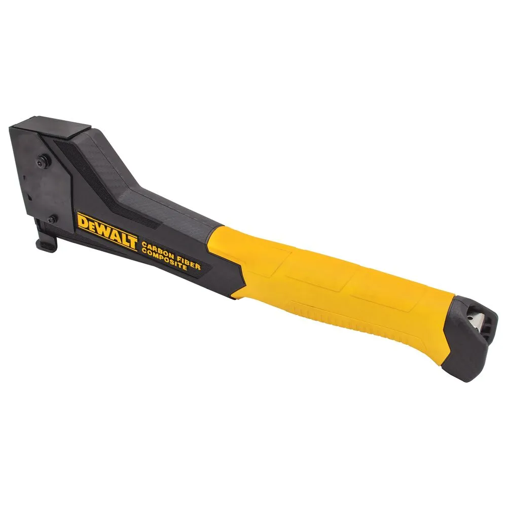 Pildil on DeWalt klambrihaamer, mis on kollane ja must ning millel on nähtav DeWalt logo ja "CARBON FIBER COMPOSITE" kirje.