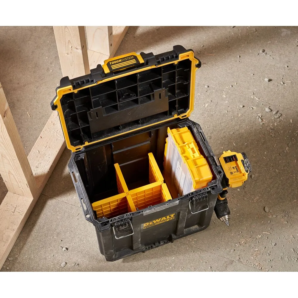 Pildil on avatud Dewalt TOUGHSYSTEM 2.0 poole laiusega sügav kast, milles on mitmeid kollaseid organiseerijaid, ja selle...