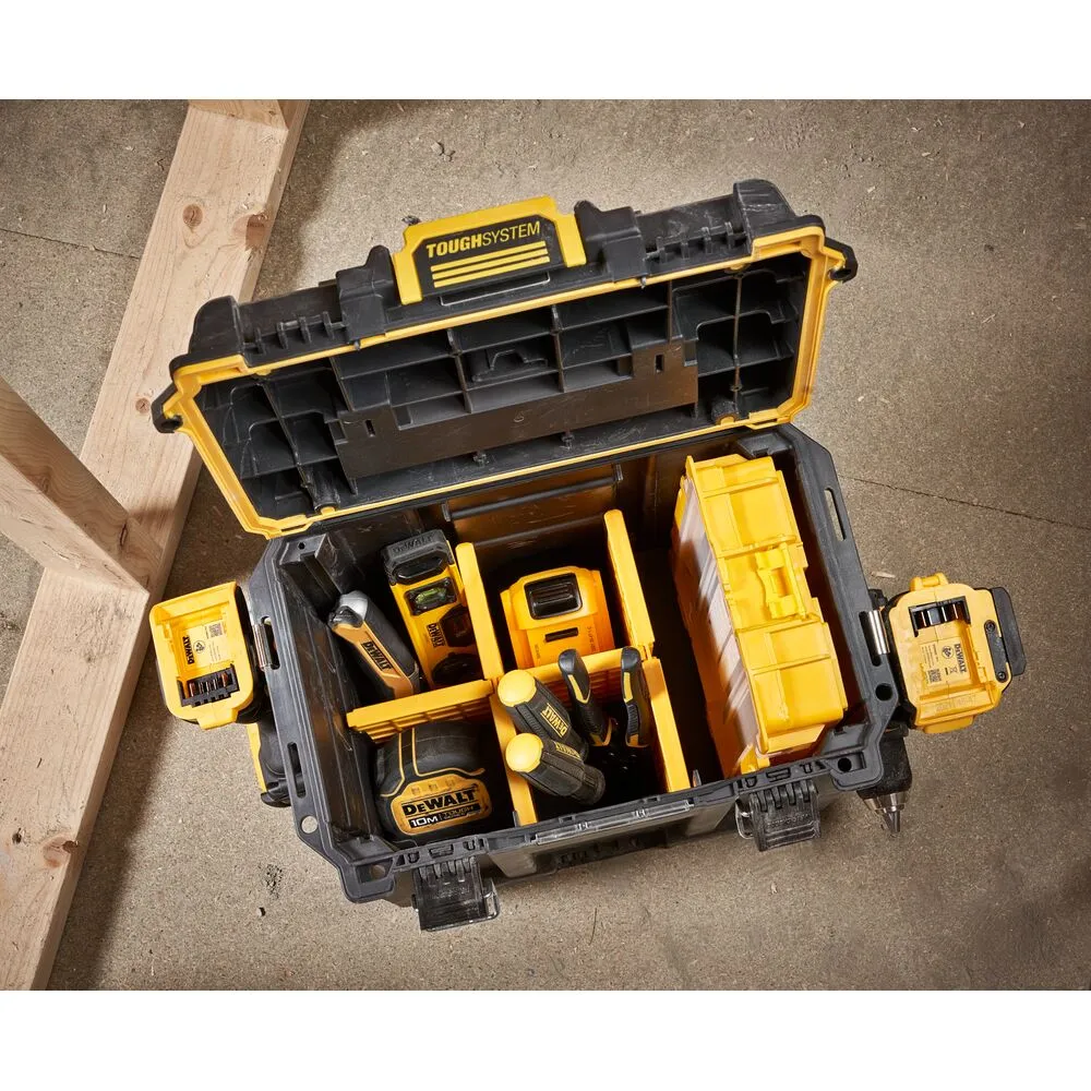 Pildil on näha avatud Dewalt TOUGHSYSTEM 2.0 poole laiusega sügav kast, milles on mitu Dewalt tööriista.