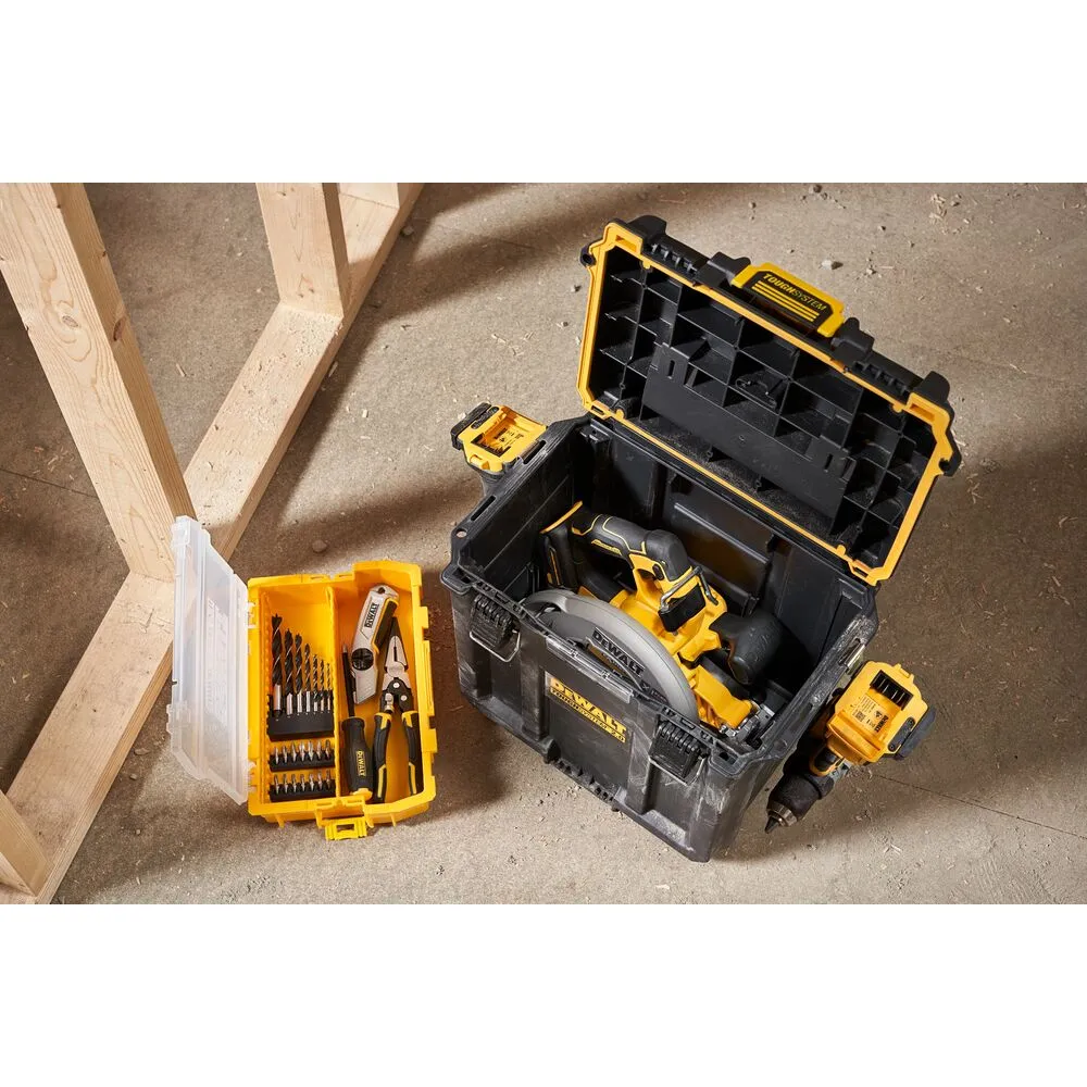 Pildil on näha avatud Dewalt TOUGHSYSTEM 2.0 poole laiusega sügav kast, milles on akupuur ja saag, ning selle kõrval on...