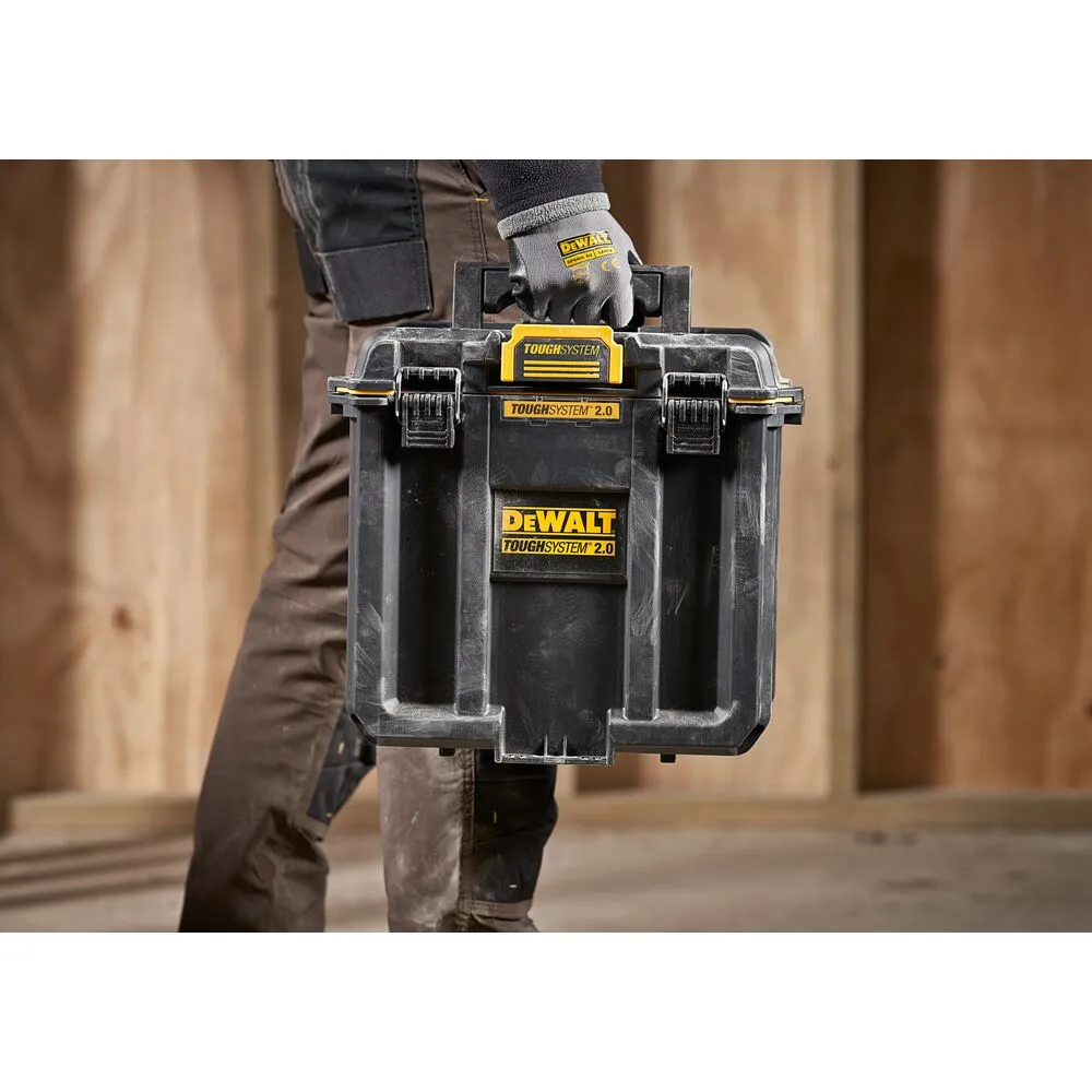Pildil on näha mees, kes hoiab käes Dewalt TOUGHSYSTEM 2.0 poole laiusega sügavat kasti.