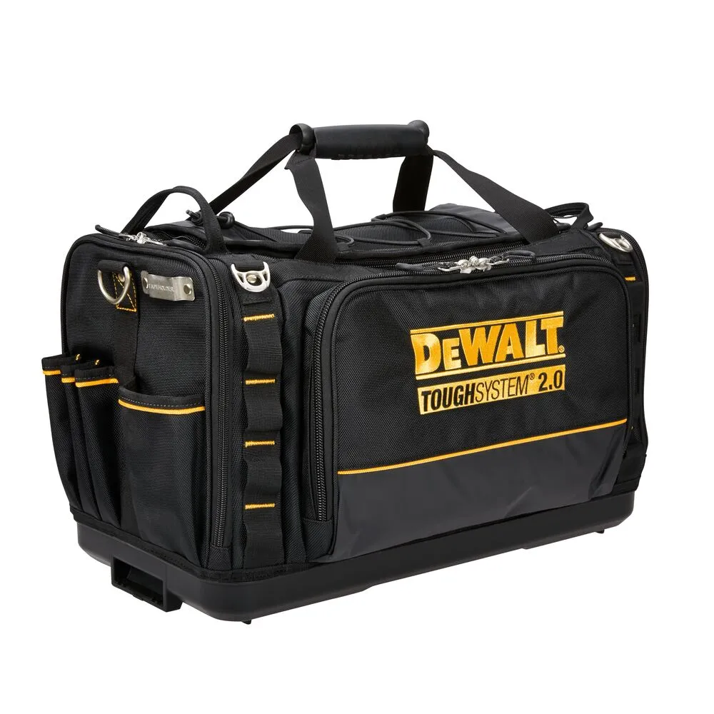 Pildil on must DeWalt tööriistakott TOUGHSYSTEM 2.0, millel on kollased detailid ja tekst, ratastega alus ning mitu taskut.