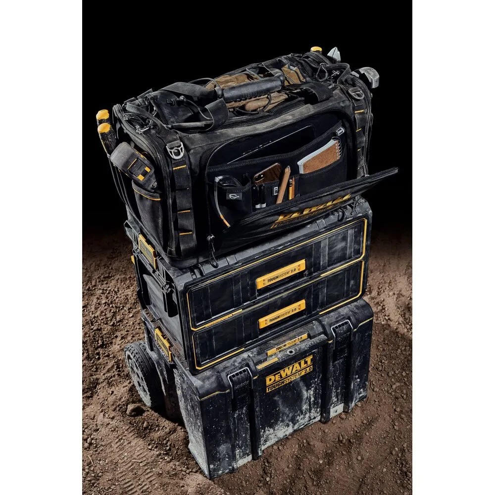 Selles tooteüritusel on pildistatud DeWalt tööriistakott TOUGHSYSTEM 2.0, mis on kuhjatud teiste hoiukastidega ratastel.