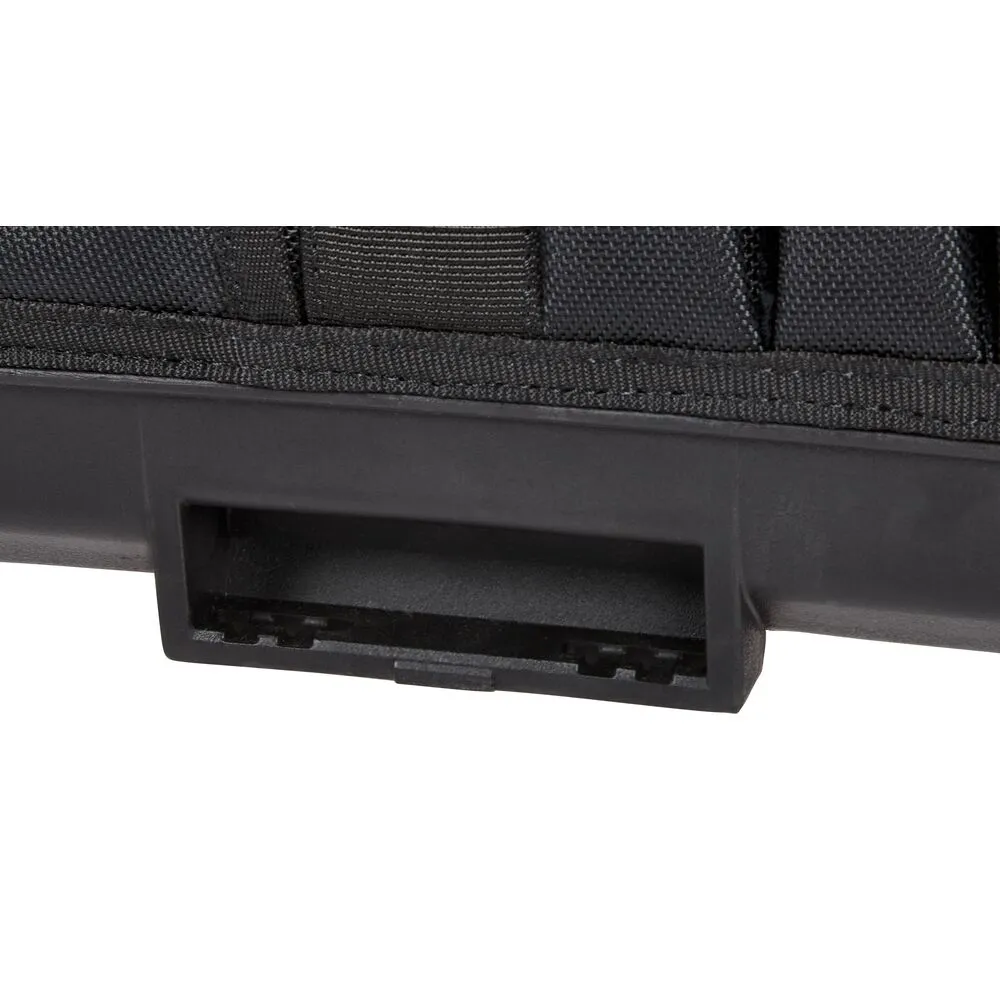 Pildil on näha DeWalt tööriistakoti TOUGHSYSTEM 2.0 mustast riidest detail ja selle küljes olev must plastikust käepide.