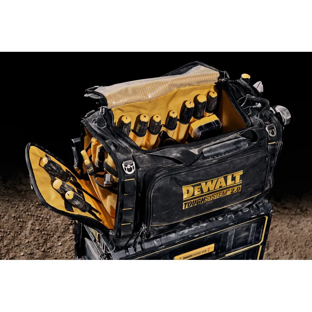 Pildil on avatud must DeWalt tööriistakott TOUGHSYSTEM 2.0, mis on täis erinevaid tööriistu.