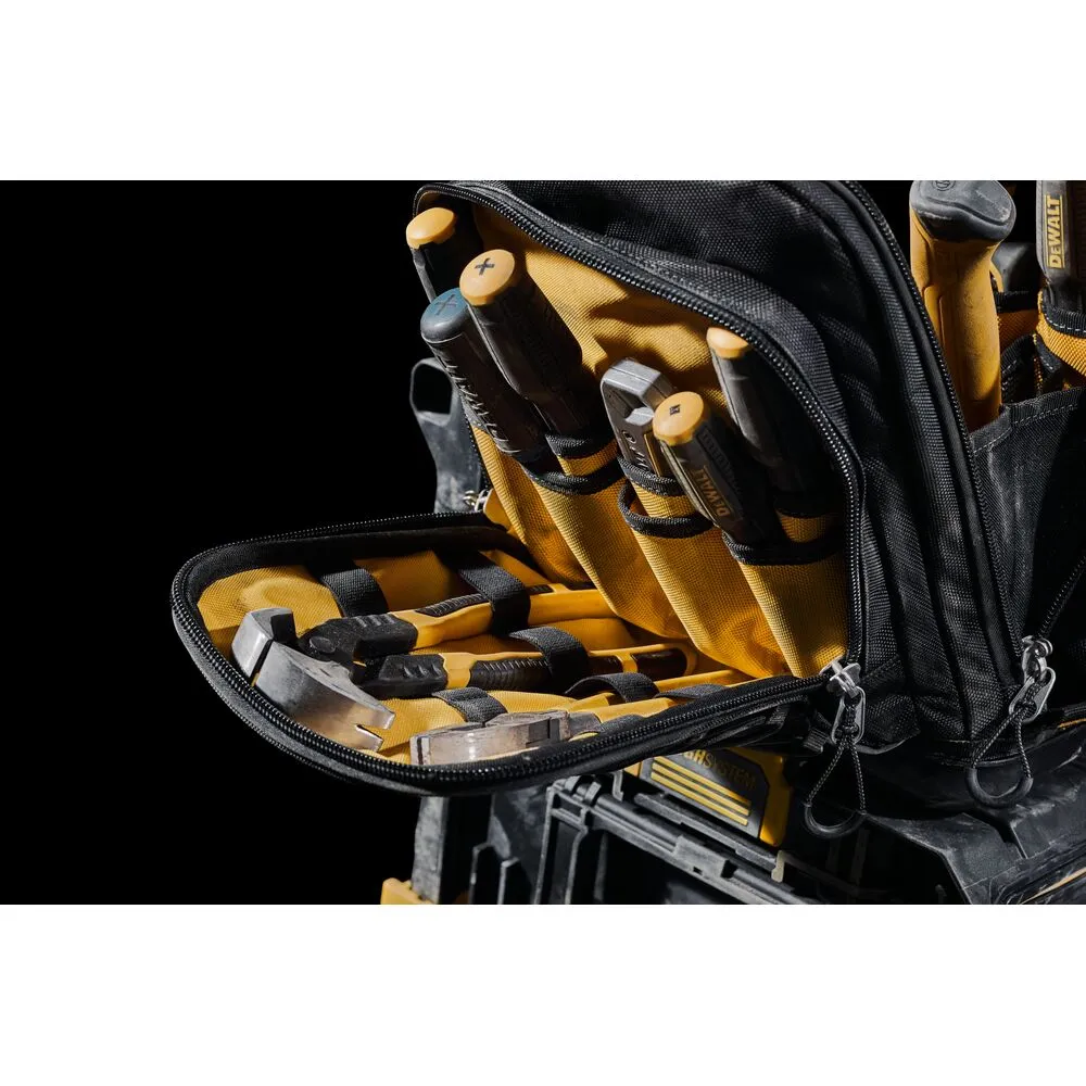 Pildil on näha avatud DeWalt tööriistakott TOUGHSYSTEM 2.0, milles on mitmeid tööriistu nagu kruvikeerajad ja haamer.