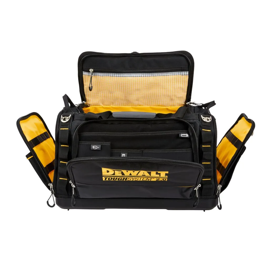 Pildil on avatud must ja kollane DeWalt tööriistakott TOUGHSYSTEM 2.0, mille sees on mitmeid taskuid ja sahtleid.