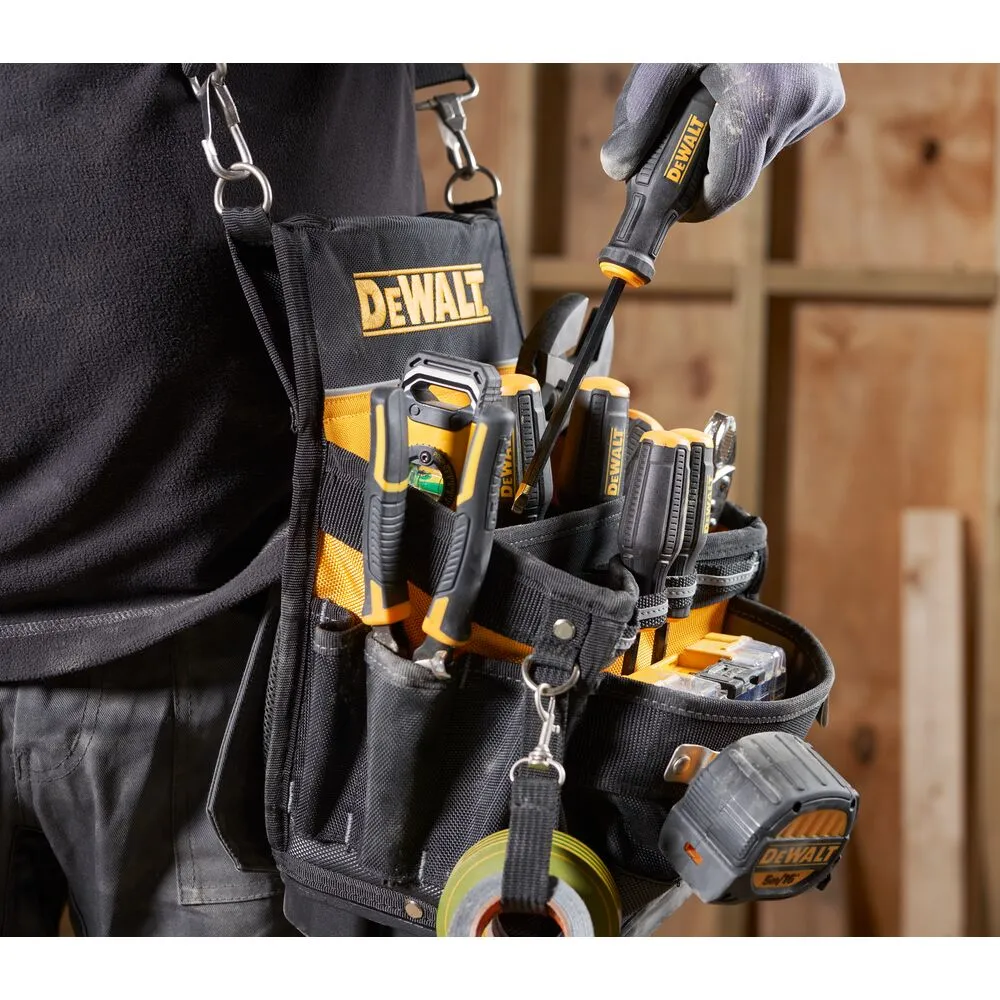 See tootepilt näitab DeWalt TSTAK avatud tööriistakotti, mis on täis erinevaid tööriistu, sealhulgas kruvikeerajat ja...