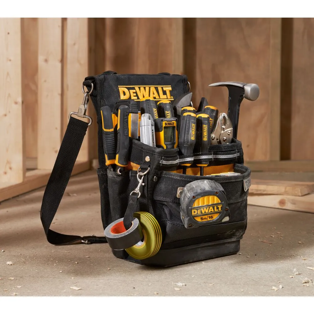 Pildil on DeWalt TSTAK avatud tööriistakott, mis on täis erinevaid tööriistu, nagu haamer, tangid ja kruvikeerajad, ning...