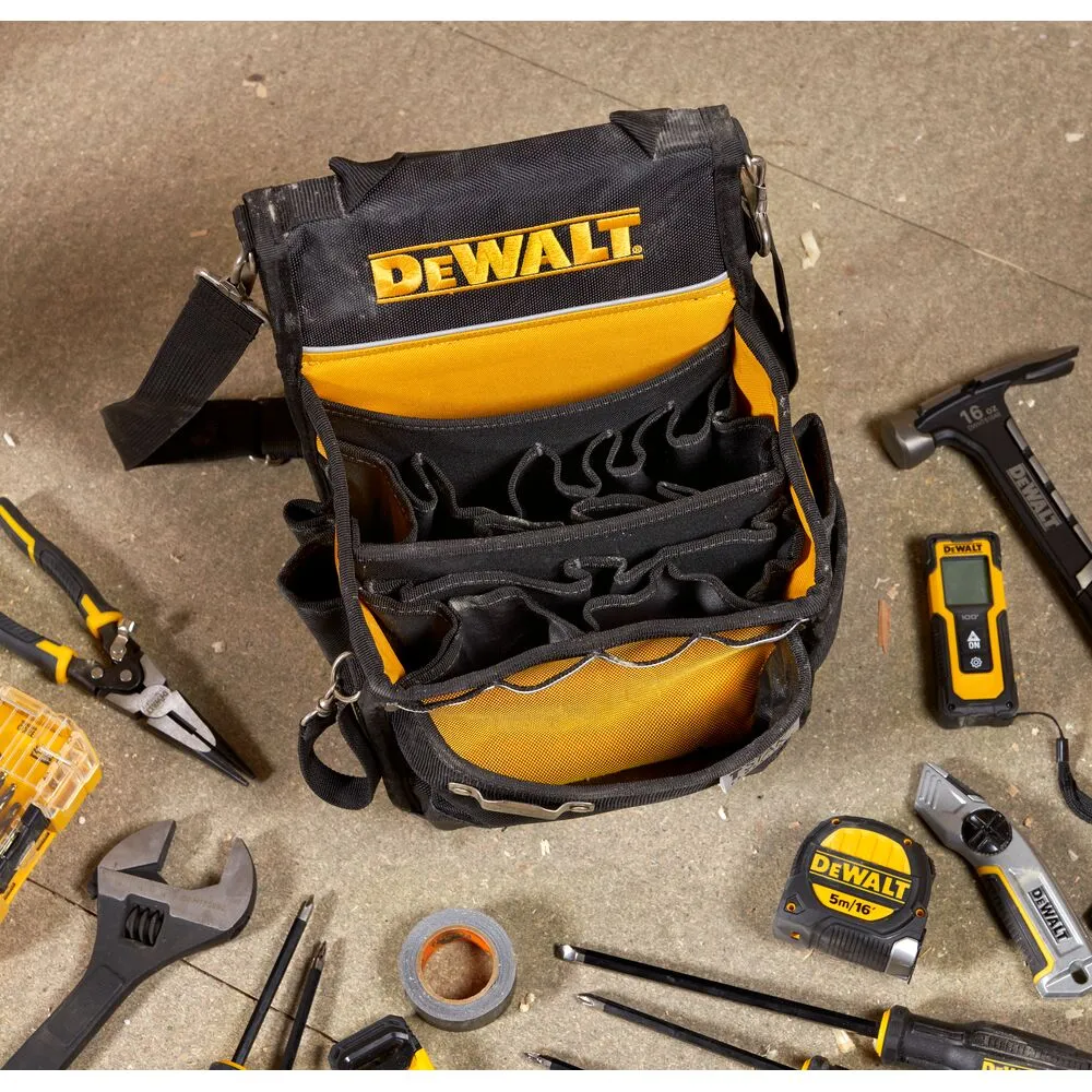 See DeWalt TSTAK avatud tööriistakott sisaldab palju tööriistu, nagu haamer, tangid, mutrivõti, mõõdulint, tööriista nuga...