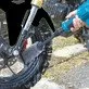 Pildil on näha, kuidas Makita veljepesuharjaga akusurvepesurile DHW180 pestakse mootorratta velge.