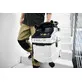 Pildil näed meest kandmas Festool CT 25 Set vee- ja tolmuimejat treppidest.