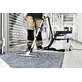 Pildil näed inimest kasutamas Festool CT 25 Set vee- ja tolmuimejat, mis on hästi kohandatud erinevate pindade puhastamiseks.