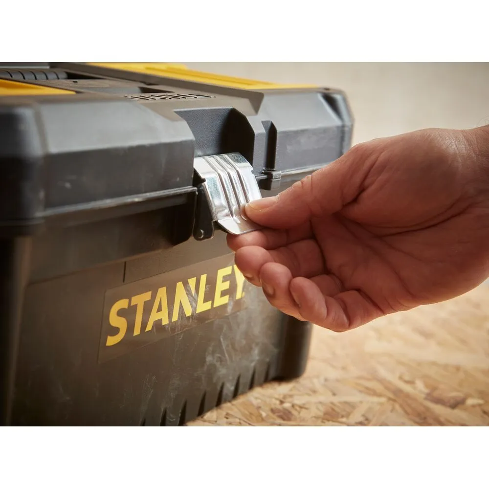 Käsi avab Stanley tööriistakasti STST1-75518 metallklambrit.