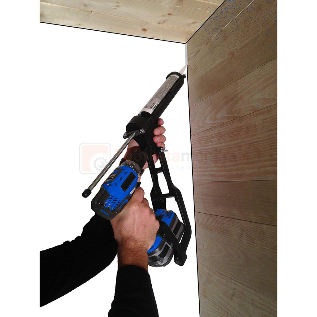 Pildil on näha, kuidas inimene kasutab silikoonipüstolit Tivoly, mis on kinnitatud akutrelli külge, et kanda silikooni...