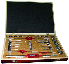 Pildil on avatud puidust karbis Tivoly MTF37 keermestuskomplekt, mis sisaldab erinevaid tööriistu M3-M20 sise- ja...