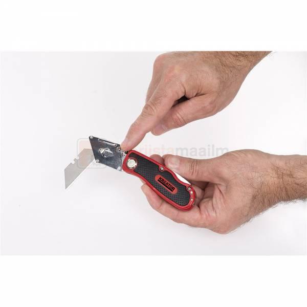 Pildil on näha, kuidas inimene kasutab Kreator kokkuklapitavat vaibanuga, et lõigata valget pinda.