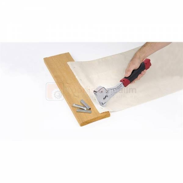 Pildil on näha Kreator klambrihaamer, mida kasutatakse kanga kinnitamiseks puidule, lisaks on näha klambreid ja puidust...