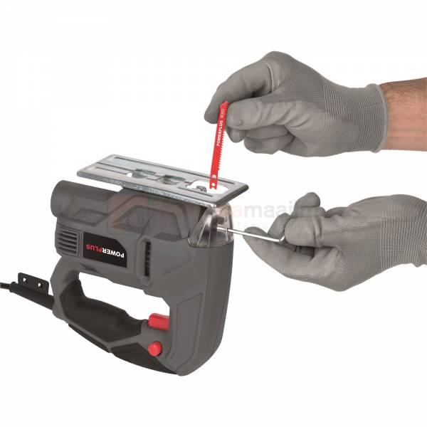 Pildil on näha, kuidas inimene paigaldab tikksaele Powerplus POWE30010 saelehte.