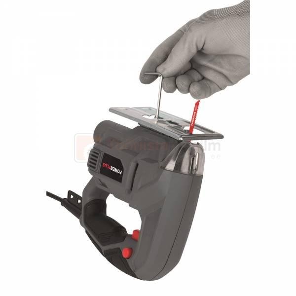 Pildil on näha, kuidas kinnitatakse tikksaag Powerplus E POWE30010 saeleht.