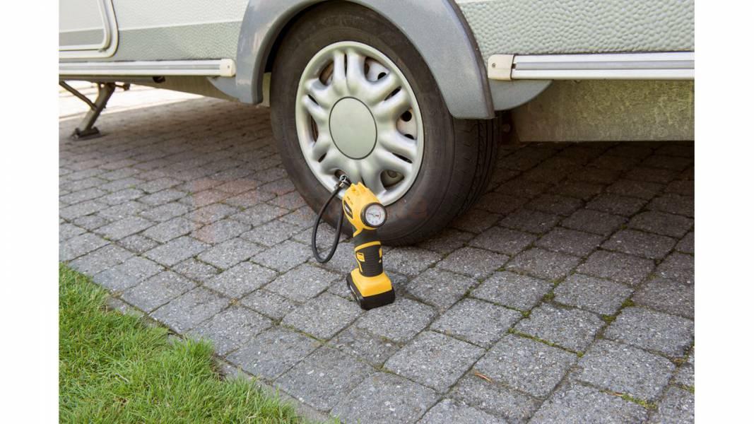 Pildil on näha Powerplus X kompressor POWX1700, mis on asetatud haagissuvila rehvi kõrvale.