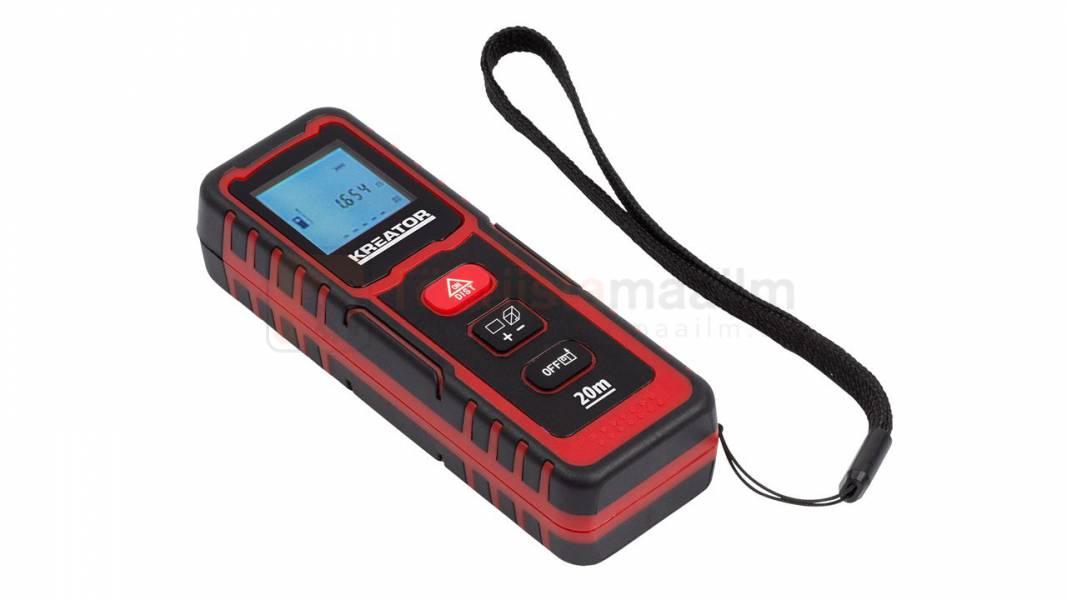 Pildil on Kreator KRT706500 laserkaugusmõõtja, millel on punane ja must korpus, ekraan ja randmepael.