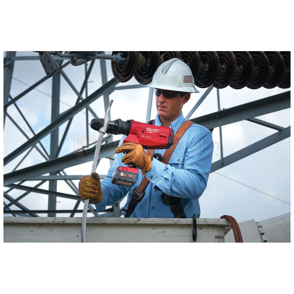 Pildil on elektrik, kes kasutab Milwaukee M18 HCCT109/42-522C presstange, et töötada kõrgepingeliinide kallal.