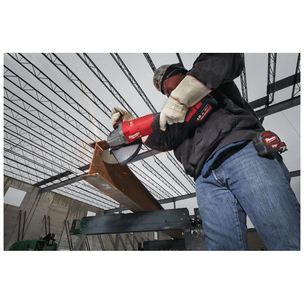 Pildil on mees, kes kasutab Milwaukee akunurklihvija M18 FLAG230XPDB-0C, et lõigata metallist talasid.