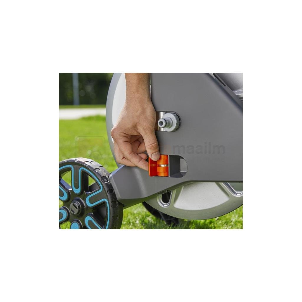 Pildil on näha, kuidas inimene kinnitab Gardena voolikukäru CleverRoll M Easy Metal komplekti külge voolikut.